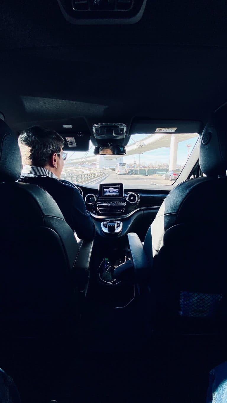 Autofahrer von hinten am Steuer