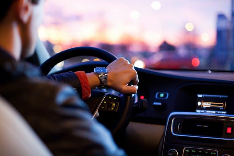 Autofahrer von hinten am Steuer