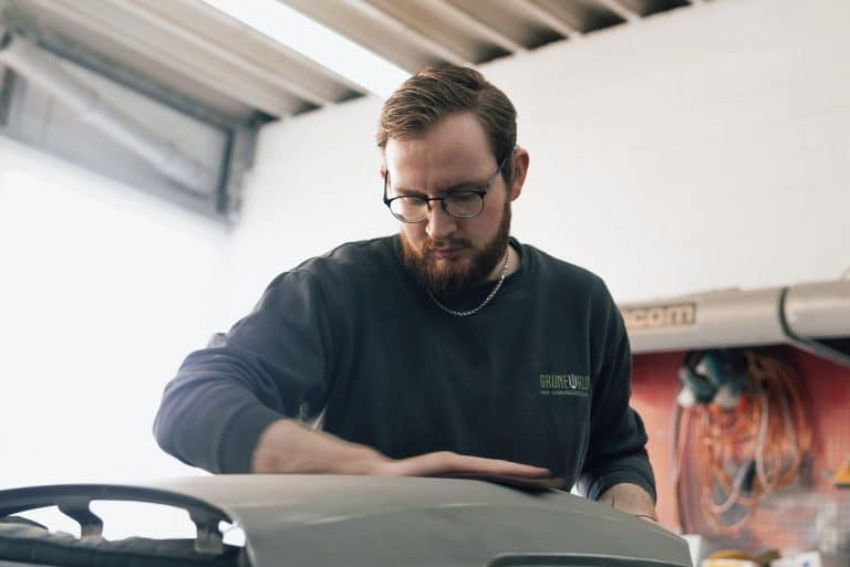 Mitarbeiter bei Werkstatttätigkeit