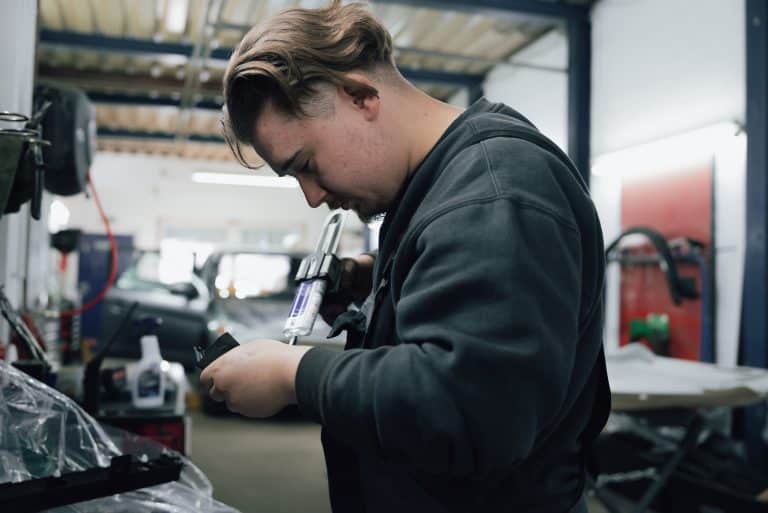 Mitarbeiter bei Werkstatttätigkeit