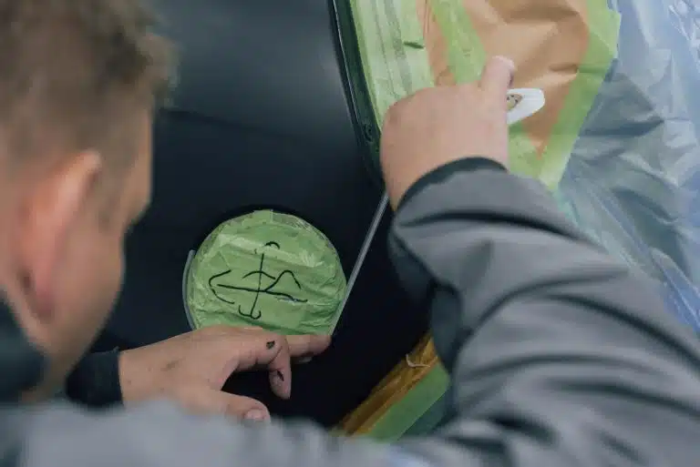 Mitarbeiter beim abkleben