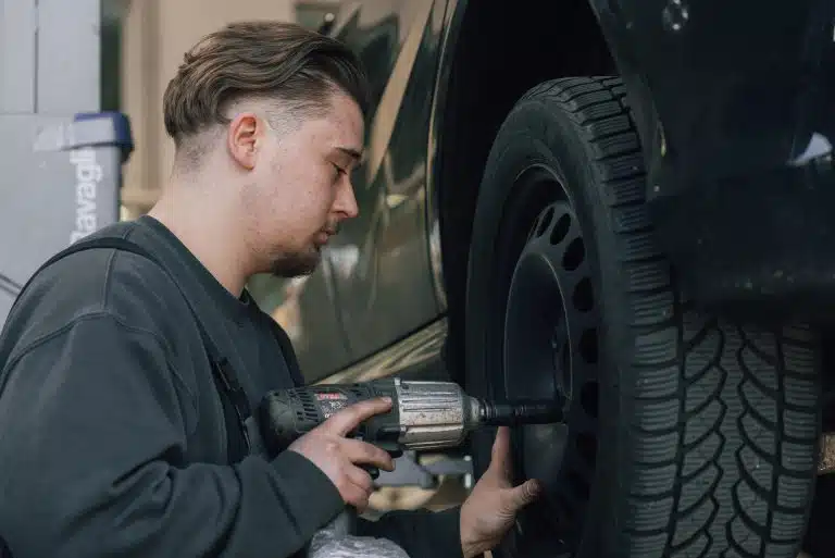 Mitarbeiter am Reifenanbringen